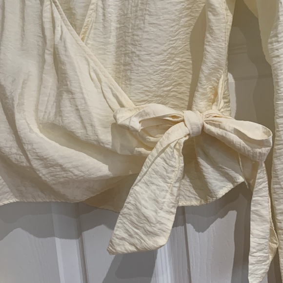 Delicate cream cross tie blouse from H&M.🍨 - Picture 6 of 8